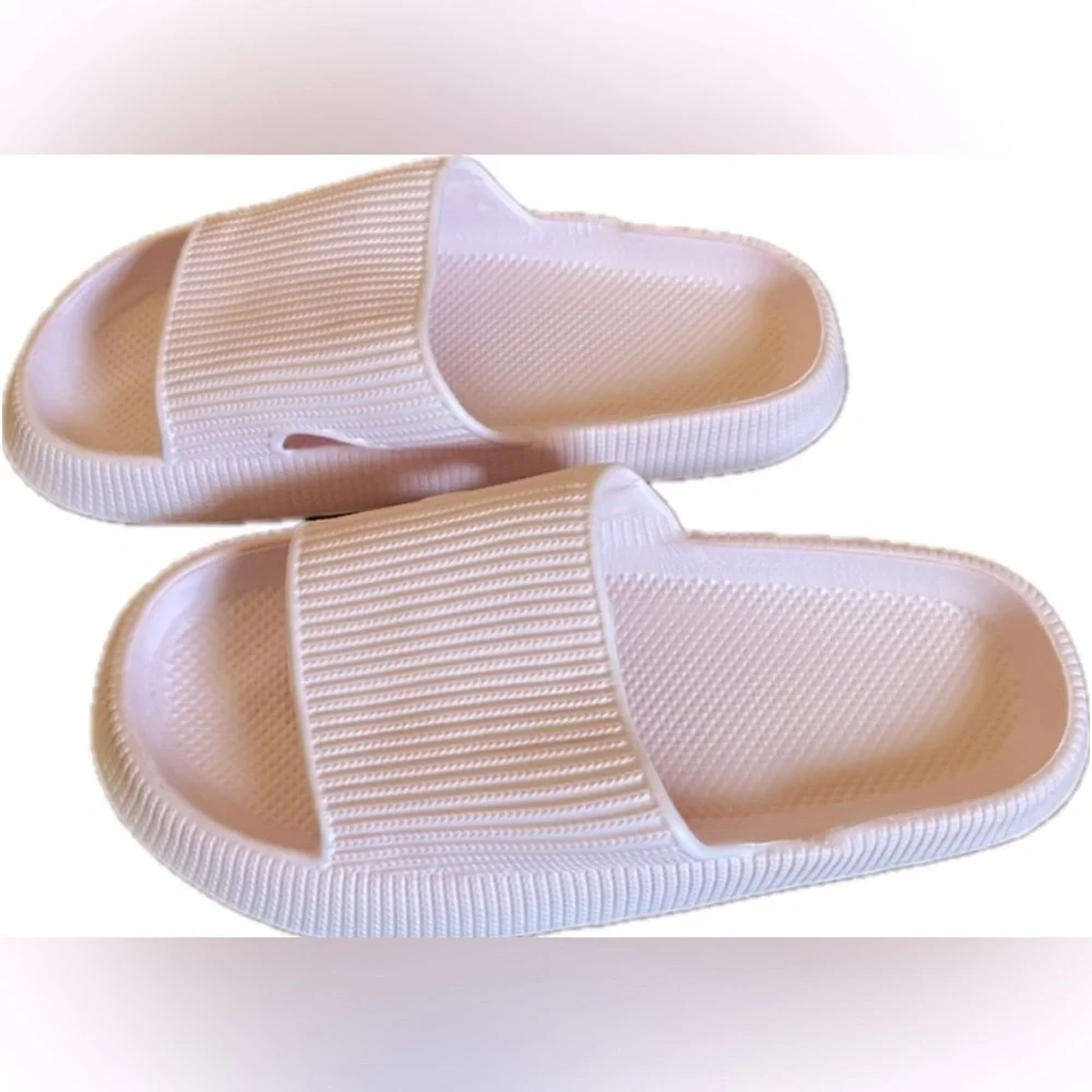 Pink slide sandals. Comfortable and cute. Excellent condition. Size 8.5